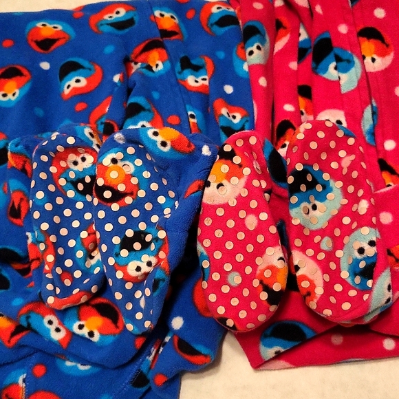 Set of two Sesame Street Elmo and Cookie Monster zip up fleece sleepers/footies - Picture 3 of 5